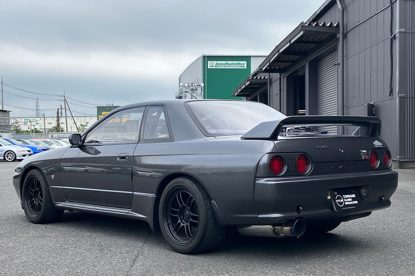 日産 スカイラインGT-R BNR32 R32 スカイライン GT-R Garage SAURUS 884 エンジンヘッドカバー・BLITZ 車高調＆DSC・ENDLESS Xコイルスプリング・Defiメーター類