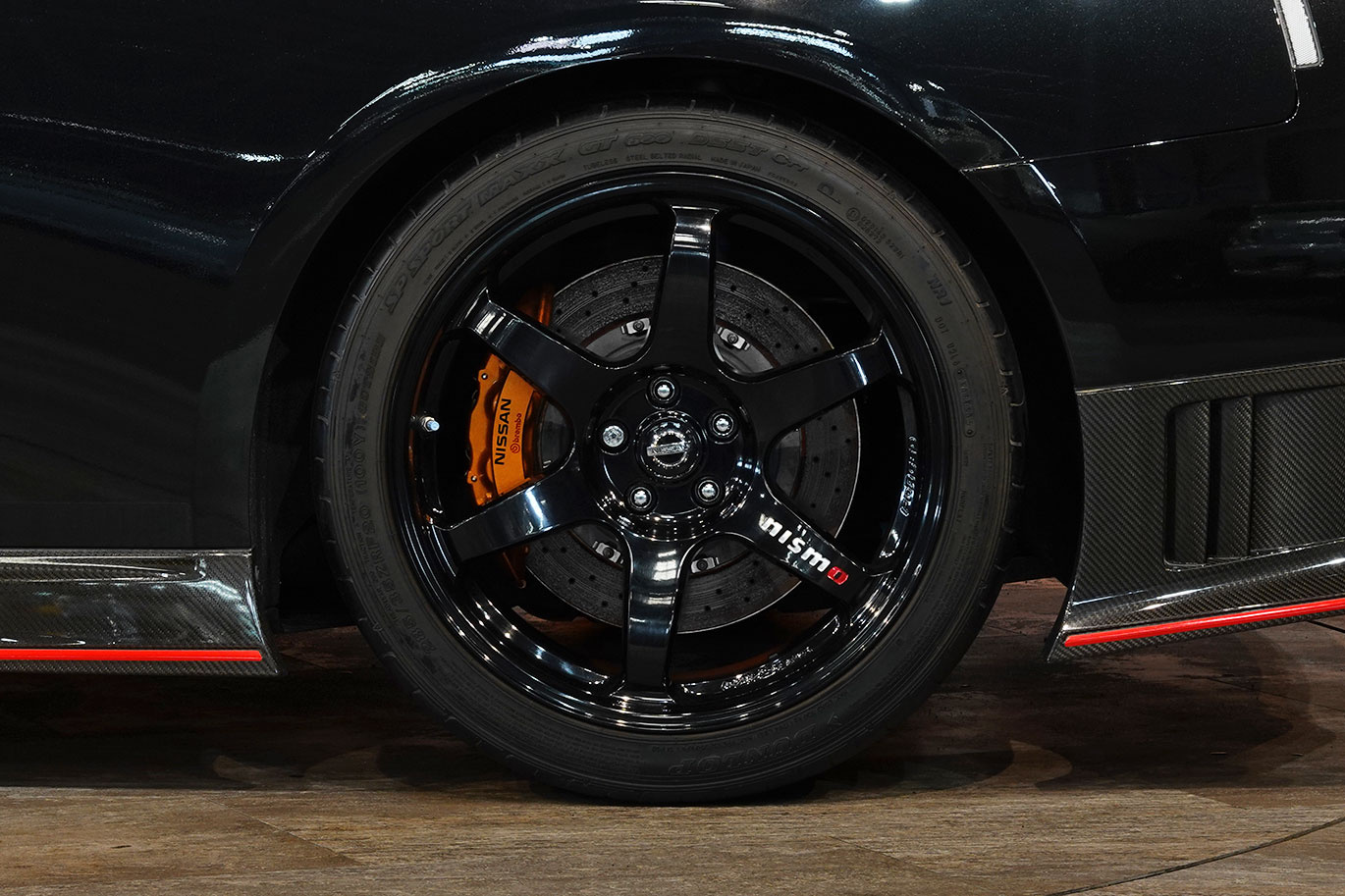 日産 GT-R R35 GT-R Nismo 日産メーカーオプションフルチタンマフラー・純正Recaroアルカンターラカーボンセミバケットシート