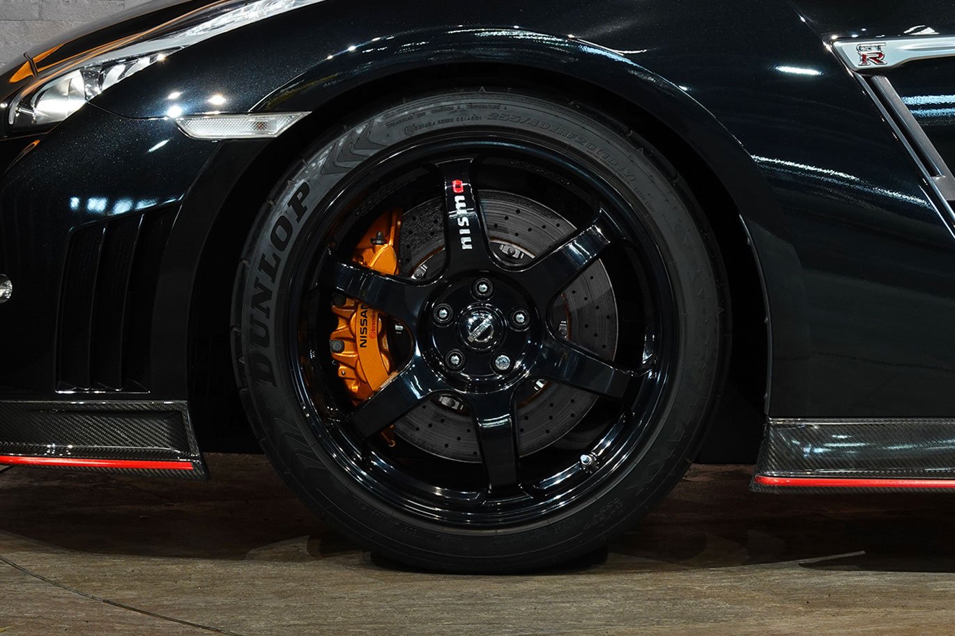 日産 GT-R R35 GT-R Nismo 日産メーカーオプションフルチタンマフラー・純正Recaroアルカンターラカーボンセミバケットシート