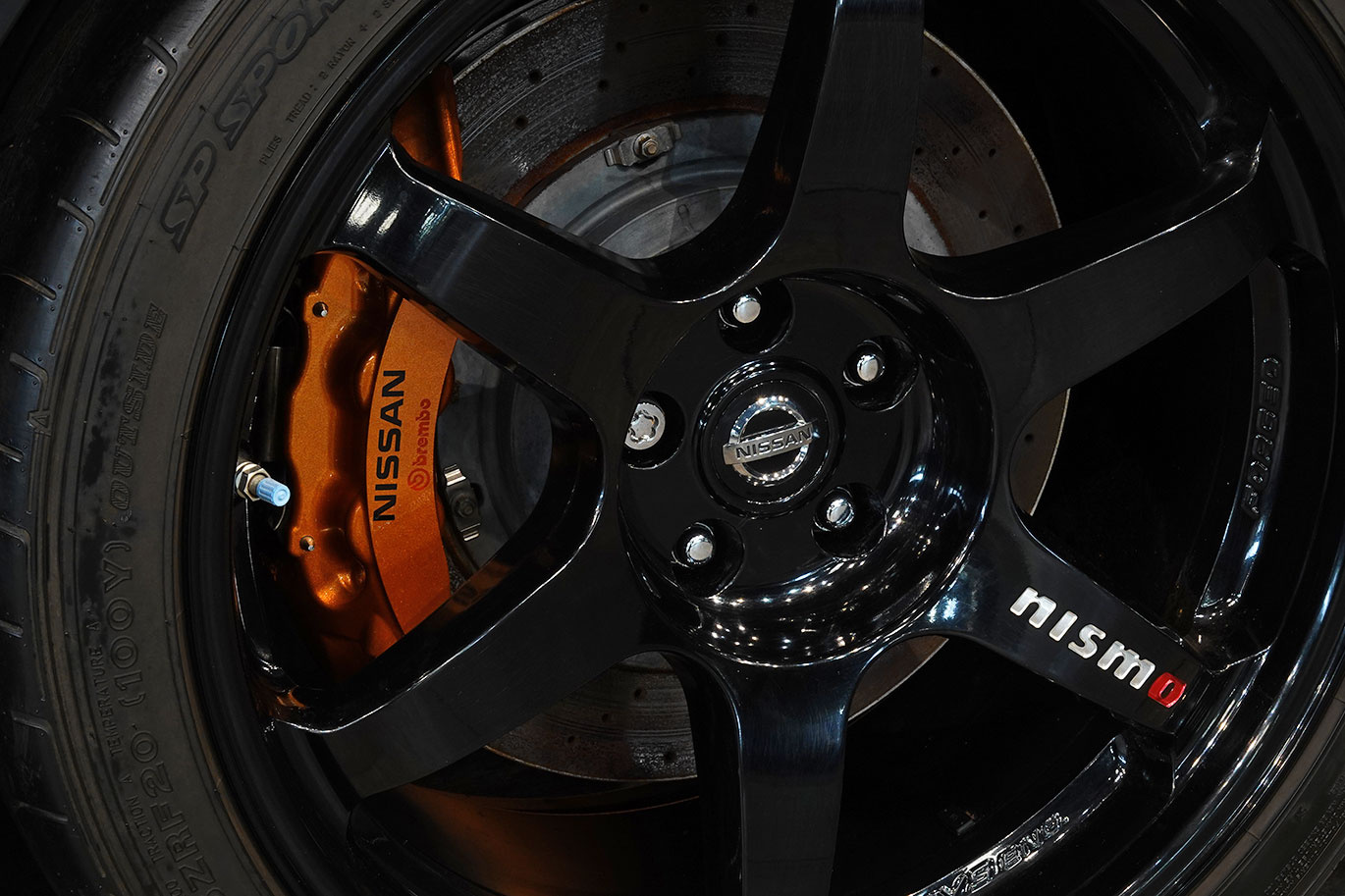 日産 GT-R R35 GT-R Nismo 日産メーカーオプションフルチタンマフラー・純正Recaroアルカンターラカーボンセミバケットシート