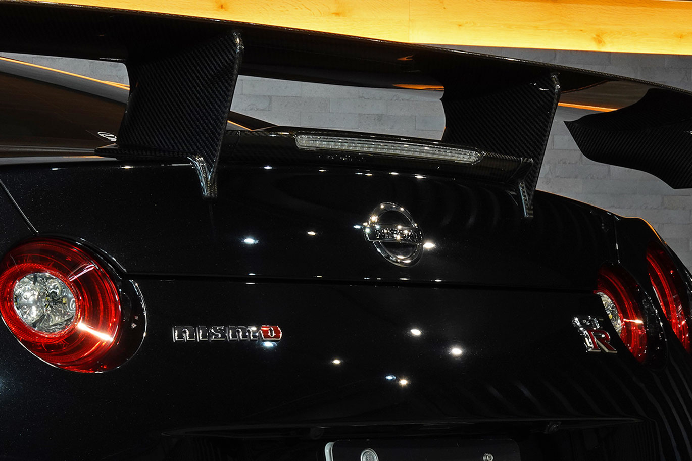 日産 GT-R R35 GT-R Nismo 日産メーカーオプションフルチタンマフラー・純正Recaroアルカンターラカーボンセミバケットシート