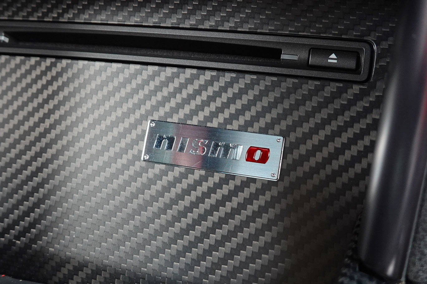 日産 GT-R R35 GT-R Nismo 日産メーカーオプションフルチタンマフラー・純正Recaroアルカンターラカーボンセミバケットシート