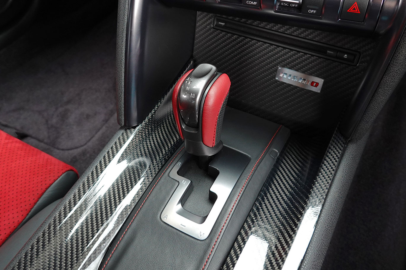 日産 GT-R R35 GT-R Nismo 日産メーカーオプションフルチタンマフラー・純正Recaroアルカンターラカーボンセミバケットシート