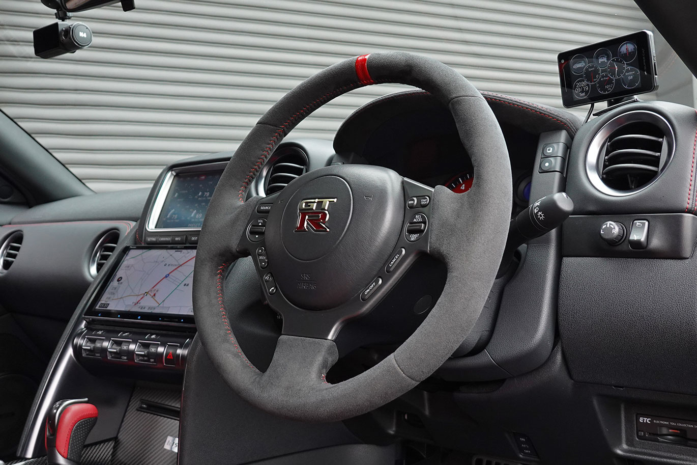 日産 GT-R R35 GT-R Nismo 日産メーカーオプションフルチタンマフラー・純正Recaroアルカンターラカーボンセミバケットシート