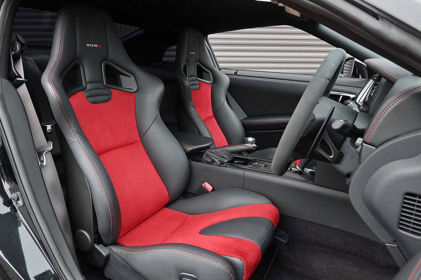 日産 GT-R R35 GT-R Nismo 日産メーカーオプションフルチタンマフラー・純正Recaroアルカンターラカーボンセミバケットシート