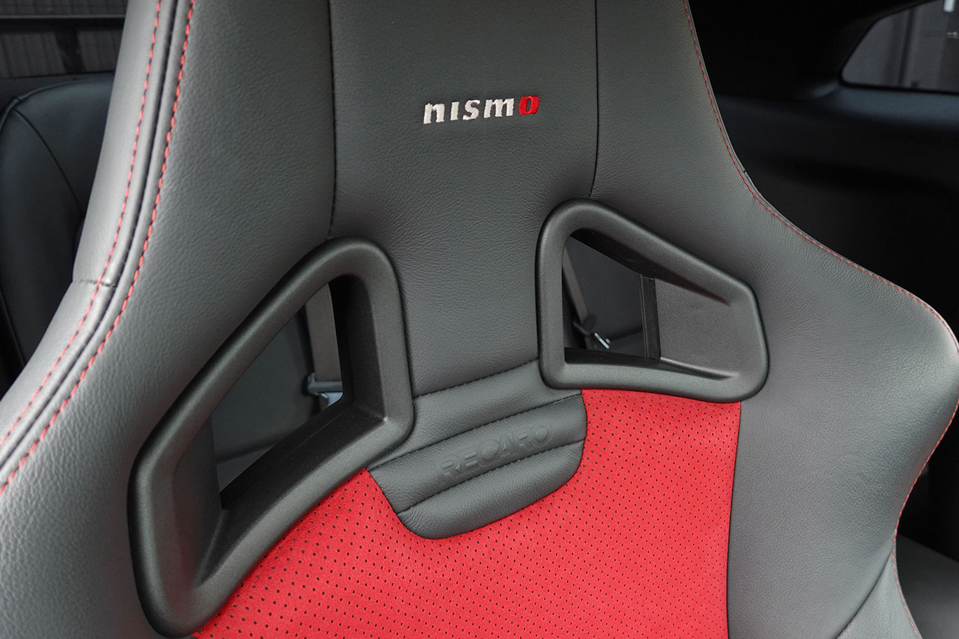 日産 GT-R R35 GT-R Nismo 日産メーカーオプションフルチタンマフラー・純正Recaroアルカンターラカーボンセミバケットシート