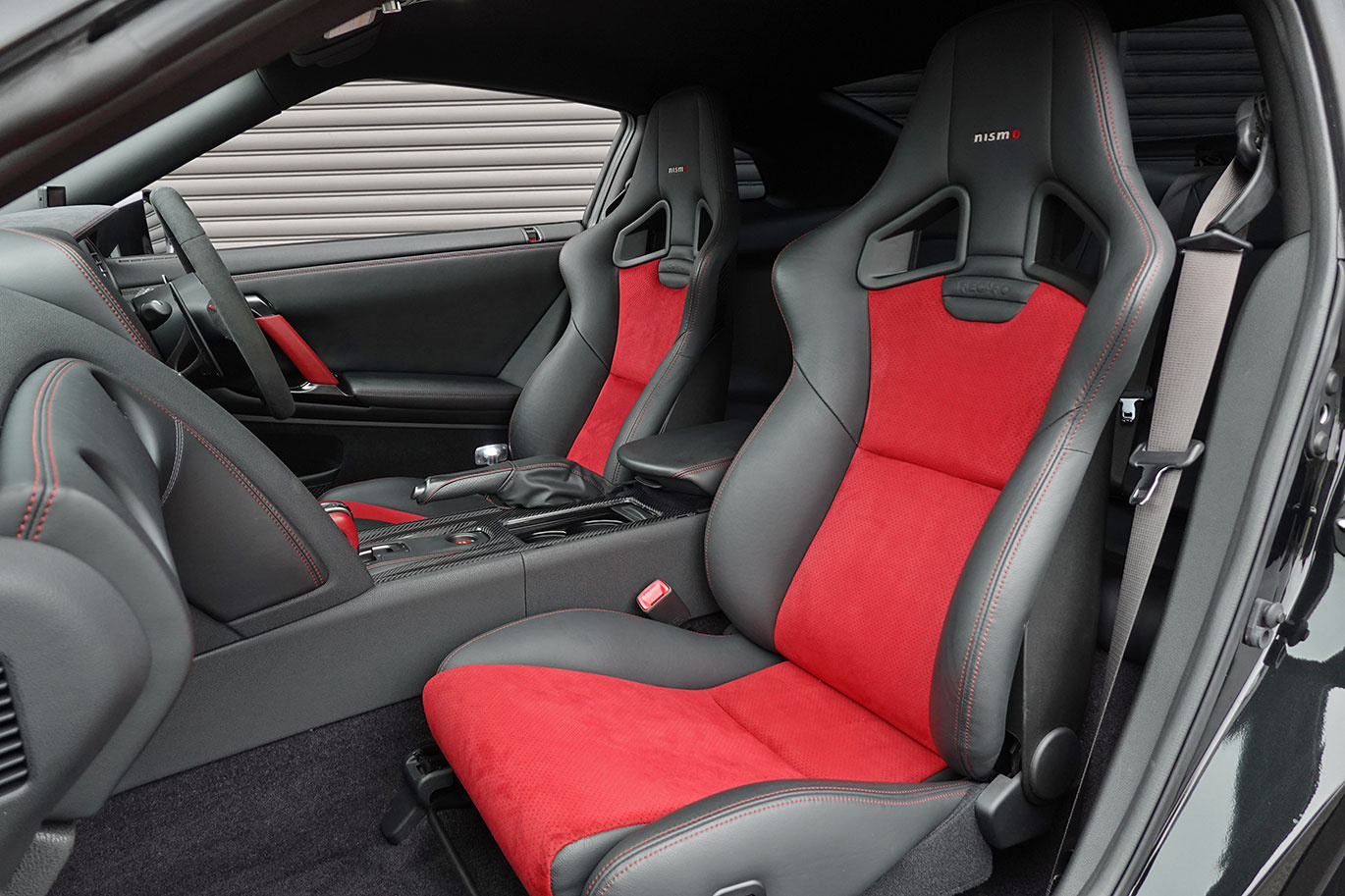 日産 GT-R R35 GT-R Nismo 日産メーカーオプションフルチタンマフラー・純正Recaroアルカンターラカーボンセミバケットシート