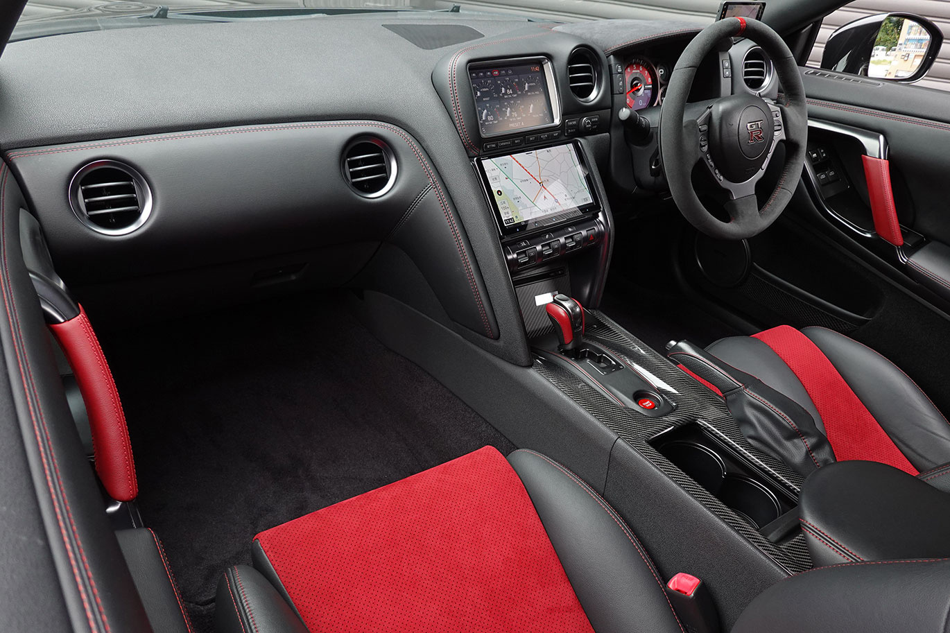 日産 GT-R R35 GT-R Nismo 日産メーカーオプションフルチタンマフラー・純正Recaroアルカンターラカーボンセミバケットシート