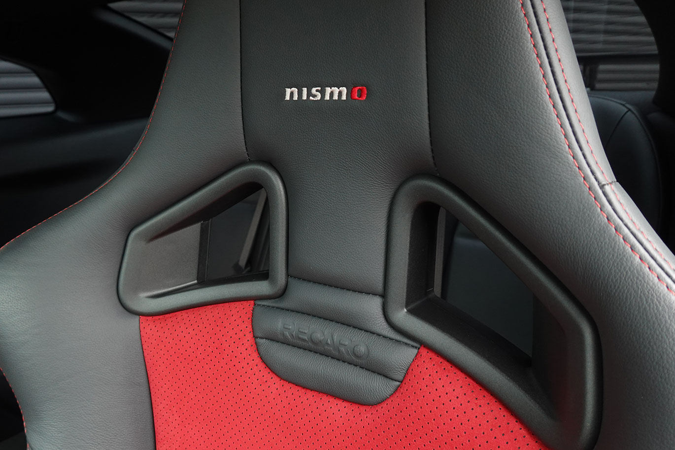 日産 GT-R R35 GT-R Nismo 日産メーカーオプションフルチタンマフラー・純正Recaroアルカンターラカーボンセミバケットシート