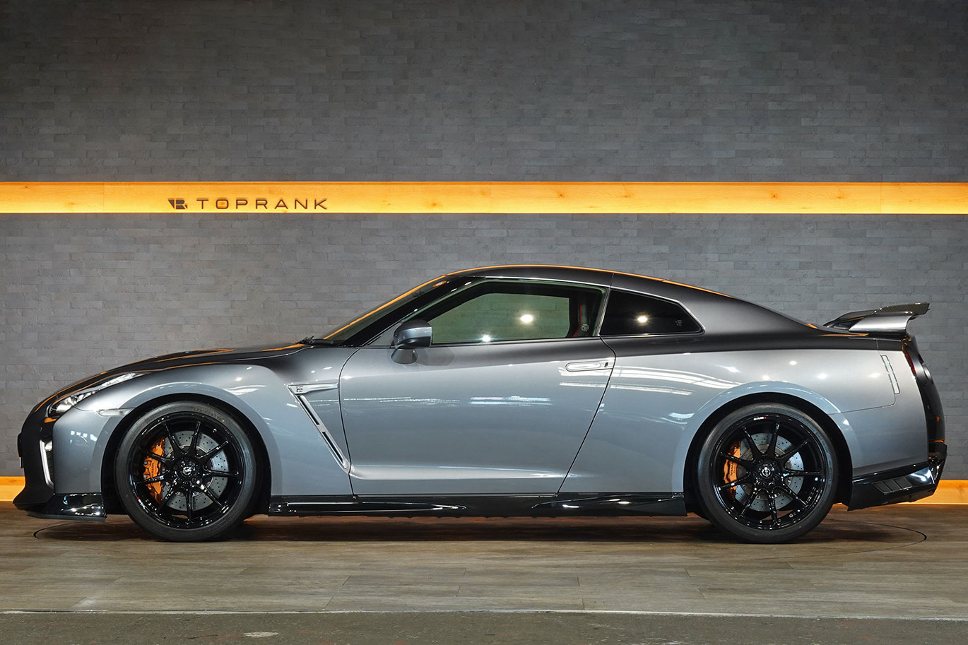 日産 GT-R R35 GT-R Track edition engineered by NISMO メーカーOP：レカロ製カーボンバックシート・NISMOアッドオンリアスポイラー＆スポリセ＆エンジンヘッドカバー