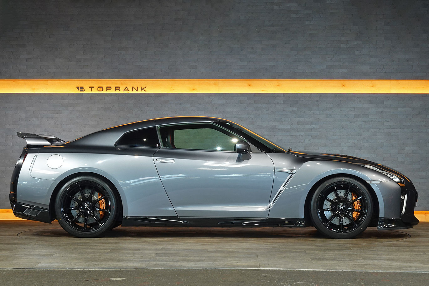 日産 GT-R R35 GT-R Track edition engineered by NISMO メーカーOP：レカロ製カーボンバックシート・NISMOアッドオンリアスポイラー＆スポリセ＆エンジンヘッドカバー