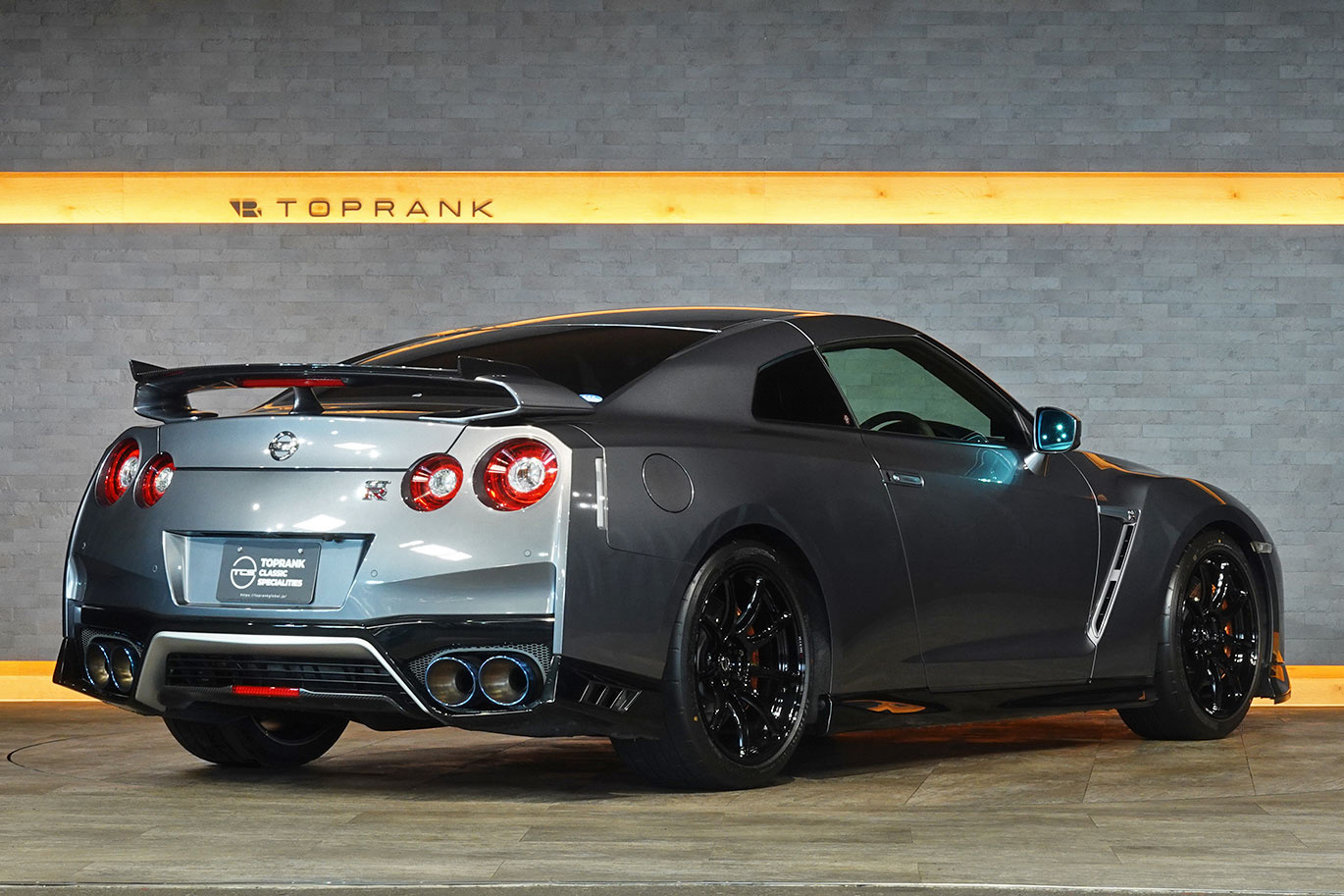 日産 GT-R R35 GT-R Track edition engineered by NISMO メーカーOP：レカロ製カーボンバックシート・NISMOアッドオンリアスポイラー＆スポリセ＆エンジンヘッドカバー