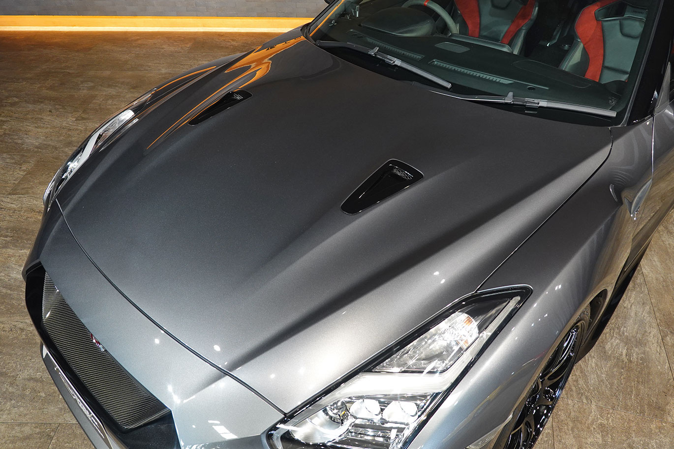 日産 GT-R R35 GT-R Track edition engineered by NISMO メーカーOP：レカロ製カーボンバックシート・NISMOアッドオンリアスポイラー＆スポリセ＆エンジンヘッドカバー