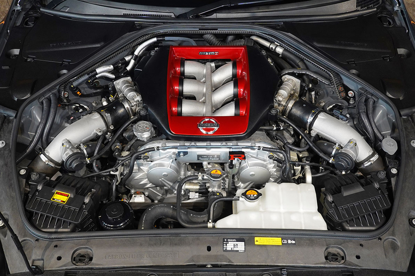日産 GT-R R35 GT-R Track edition engineered by NISMO メーカーOP：レカロ製カーボンバックシート・NISMOアッドオンリアスポイラー＆スポリセ＆エンジンヘッドカバー
