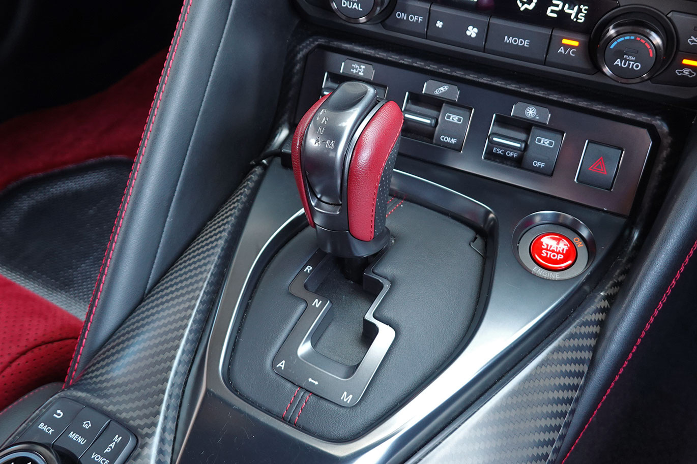 日産 GT-R R35 GT-R Track edition engineered by NISMO メーカーOP：レカロ製カーボンバックシート・NISMOアッドオンリアスポイラー＆スポリセ＆エンジンヘッドカバー