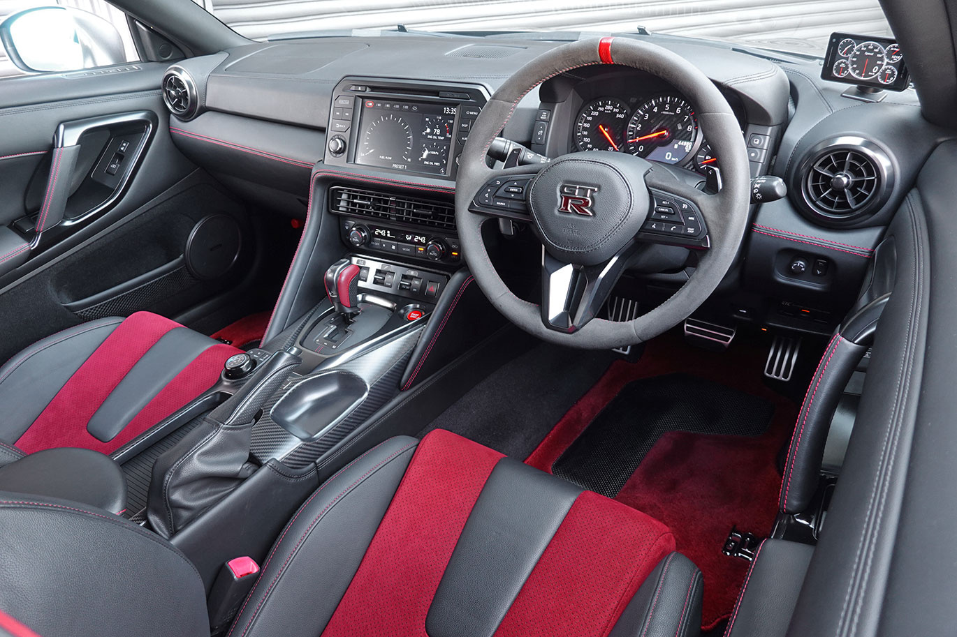 日産 GT-R R35 GT-R Track edition engineered by NISMO メーカーOP：レカロ製カーボンバックシート・NISMOアッドオンリアスポイラー＆スポリセ＆エンジンヘッドカバー