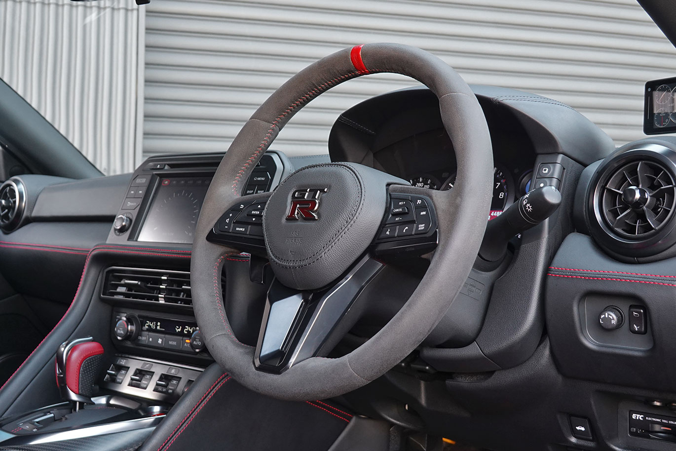 日産 GT-R R35 GT-R Track edition engineered by NISMO メーカーOP：レカロ製カーボンバックシート・NISMOアッドオンリアスポイラー＆スポリセ＆エンジンヘッドカバー