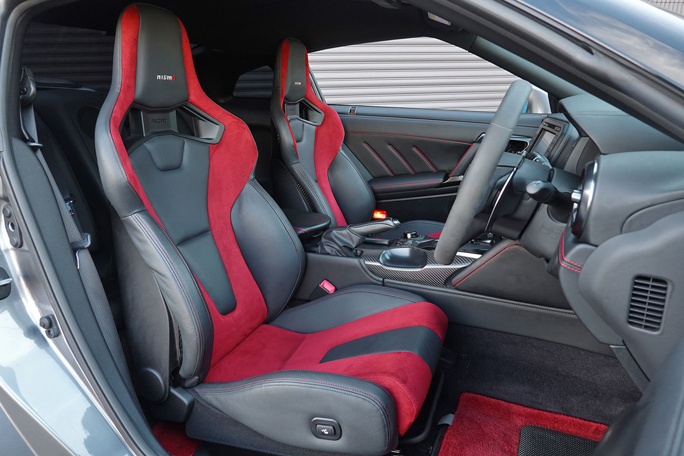 日産 GT-R R35 GT-R Track edition engineered by NISMO メーカーOP：レカロ製カーボンバックシート・NISMOアッドオンリアスポイラー＆スポリセ＆エンジンヘッドカバー