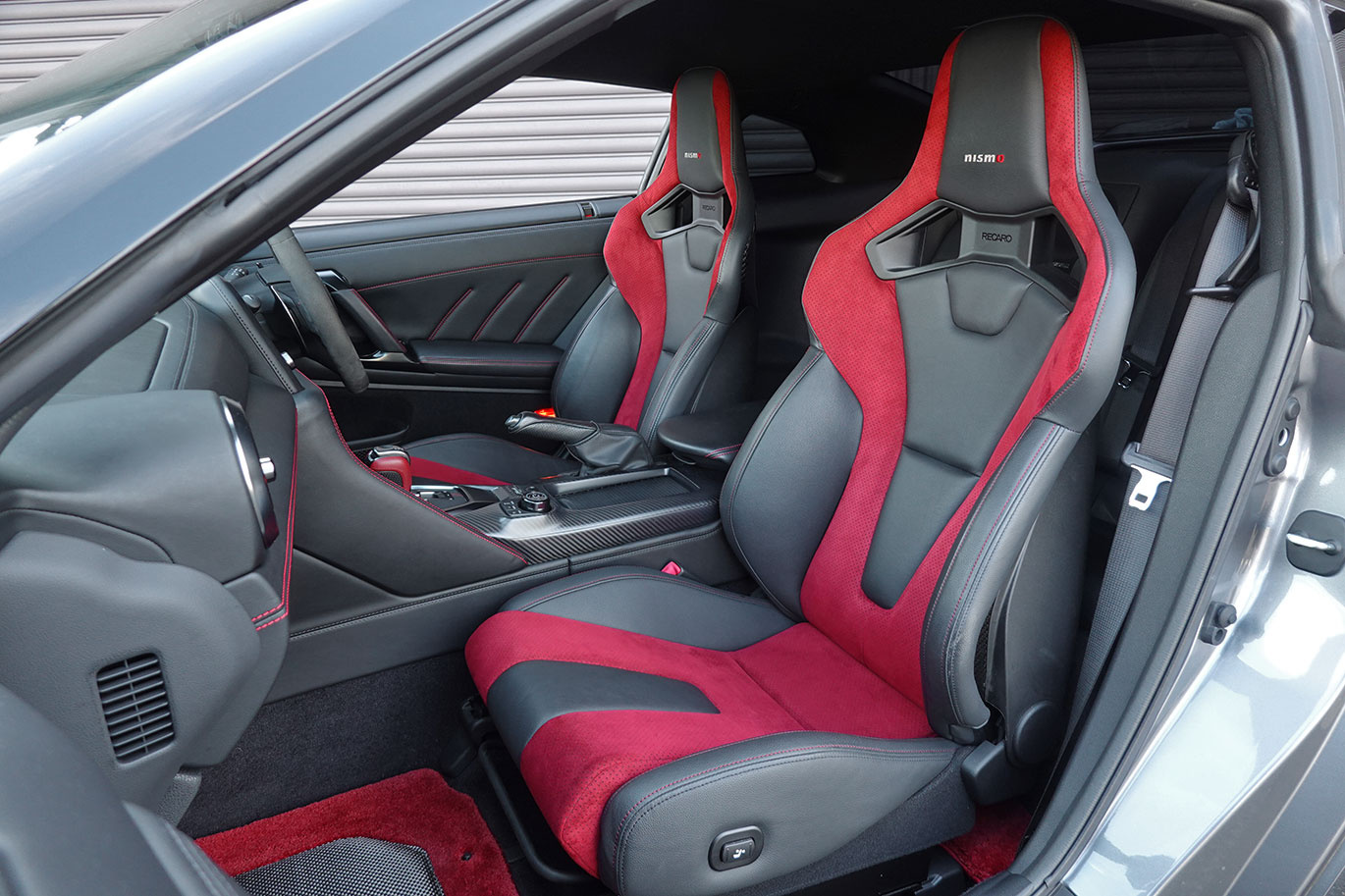 日産 GT-R R35 GT-R Track edition engineered by NISMO メーカーOP：レカロ製カーボンバックシート・NISMOアッドオンリアスポイラー＆スポリセ＆エンジンヘッドカバー